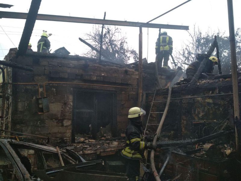 В Запорожье огонь охватил жилой дом и автомобиль