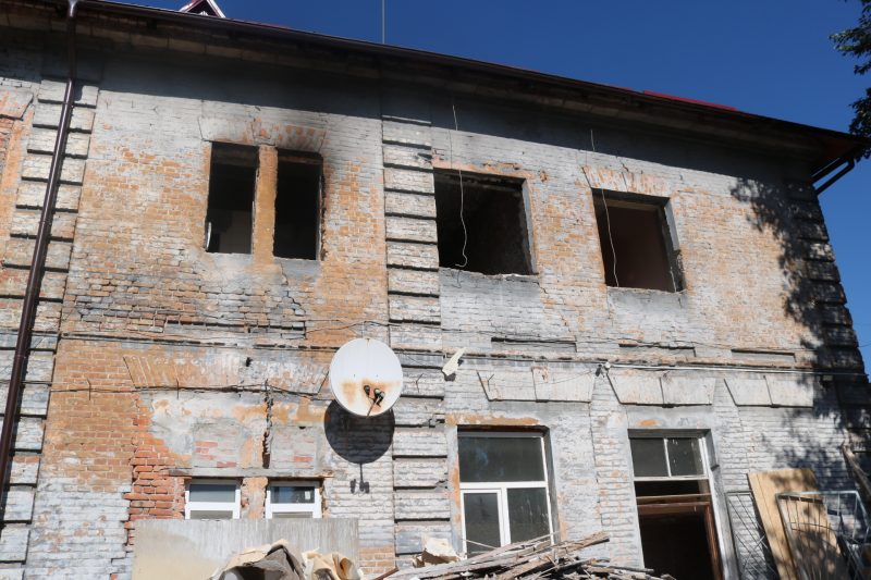 В Запорожье жителям дома, в котором летом был пожар, негде жить - фото