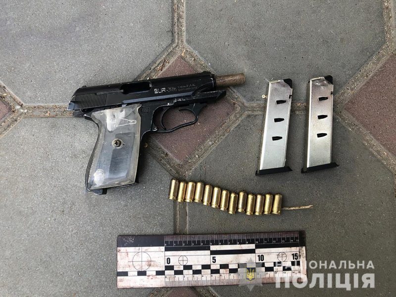 В Запорожской области двое мужчин ворвались к пенсионерке в дом, вооружившись пистолетом и ножом