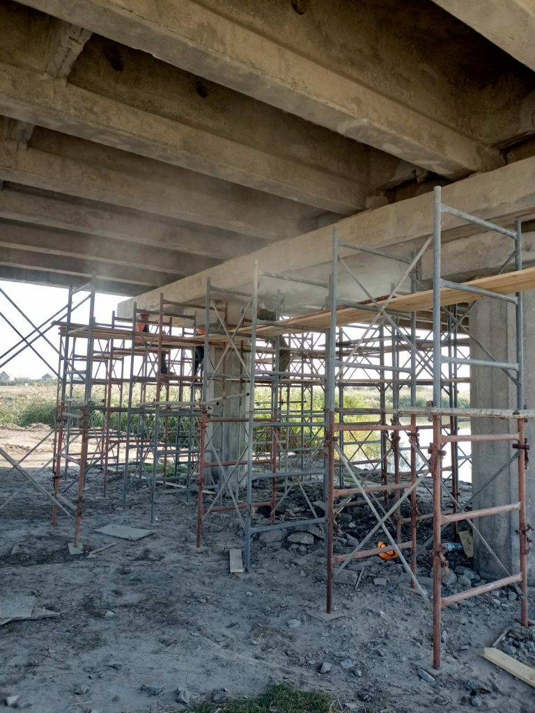 Работы по ремонту моста через реку Молочную планируют закончить в ноябре