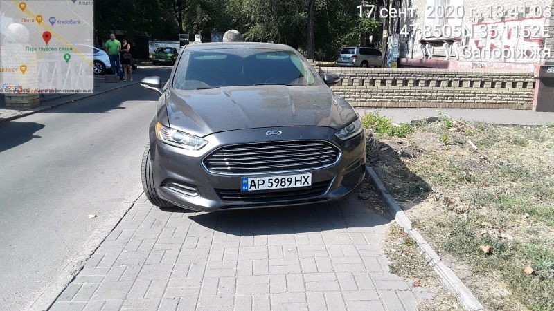 Запорожские водители паркуют нарушением всех правил - фото