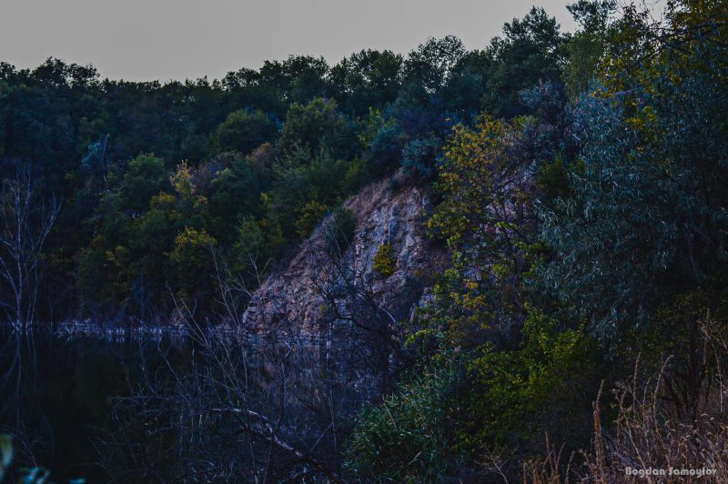 Затопленные деревья и прозрачная гладь: как выглядит карьер в одном из районов Запорожья - фото 