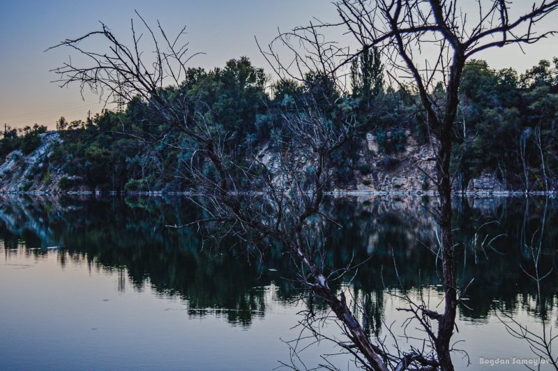 Затопленные деревья и прозрачная гладь: как выглядит карьер в одном из районов Запорожья - фото 