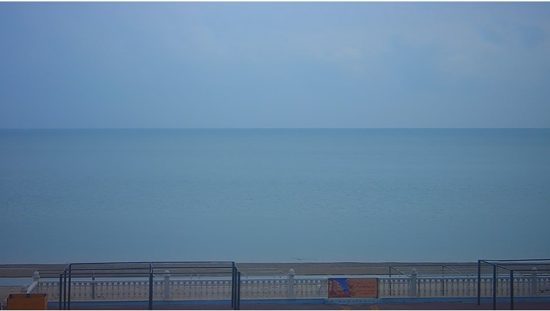Азовское море в Кирилловке накрыло серой дымкой (ФОТО)