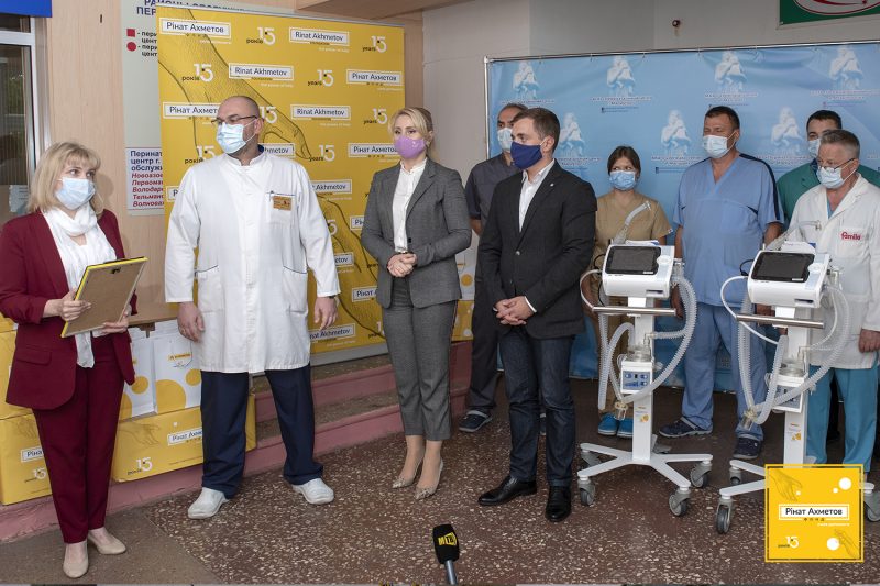Маріупольський перинатальний центр отримав два сучасних апарати штучної вентиляції легенів від Фонду Ріната Ахметова та компанії Метінвест.