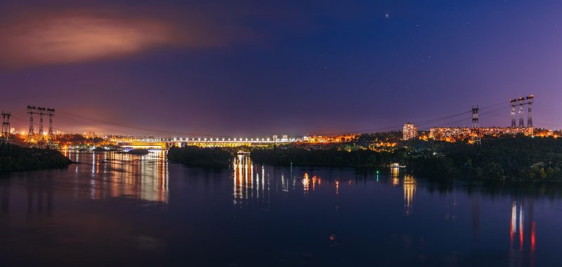 Фотограф показал луну и яркие огни над ночным Запорожьем - фото