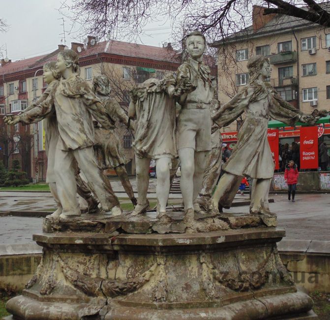  Памятник фонтан ретро