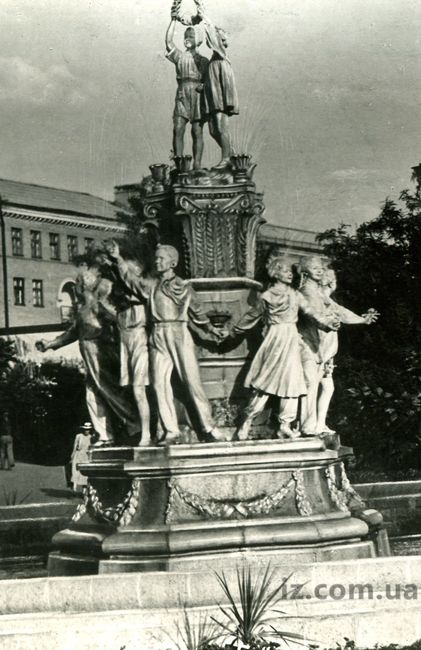  Памятник фонтан ретро