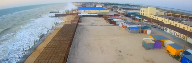 В Азовском море бушует шторм: вода поднимается к базам отдыха - видео