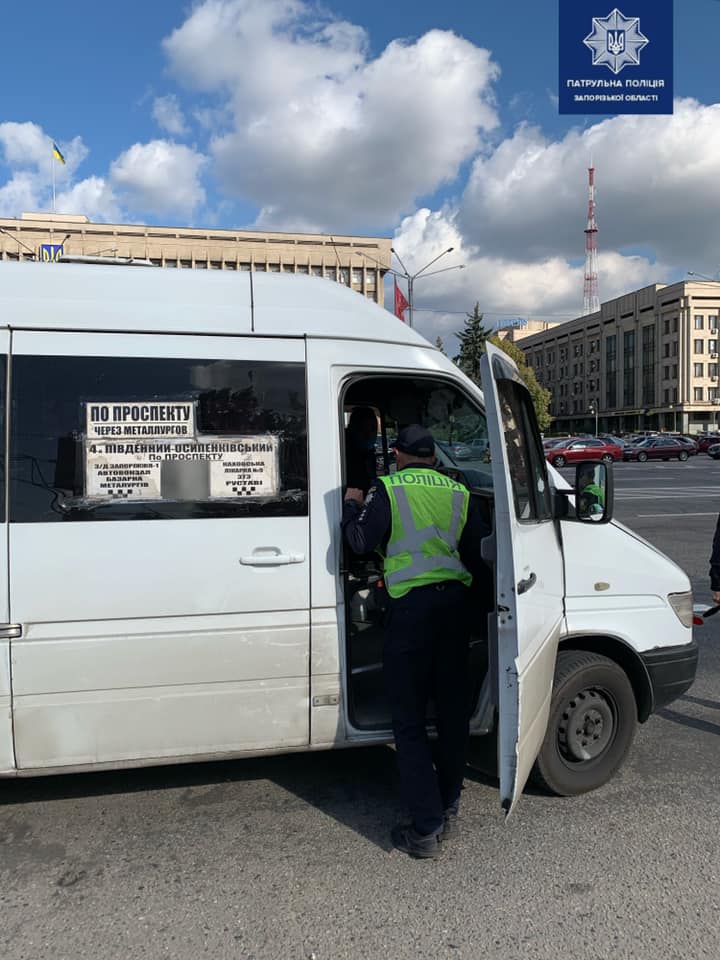 Запорожские патрульные проверили как соблюдается карантинные режим в общественном транспорте