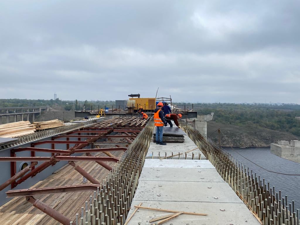 В Запорожье завершают строительство моста через Старый Днепр: дата открытия (ФОТО)