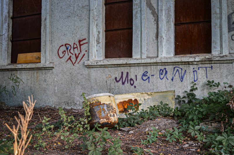 В одном из районов Запорожья  на остановке людей встречают сразу два заброшенных здания