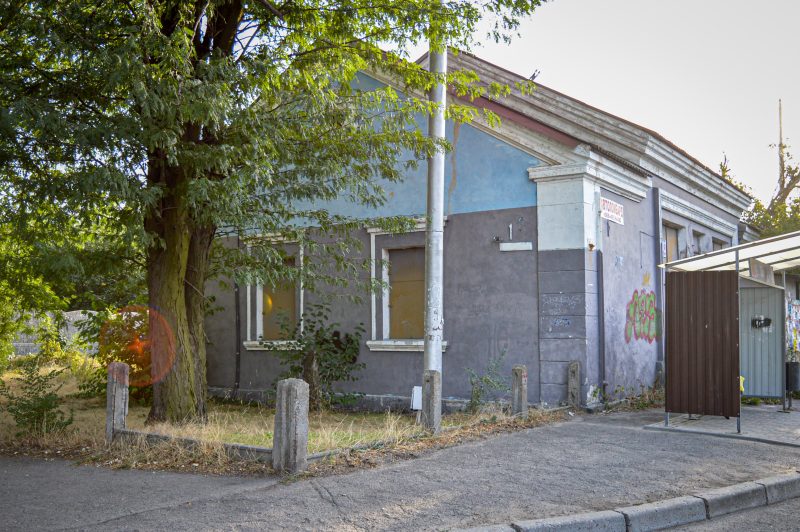 В одном из районов Запорожья  на остановке людей встречают сразу два заброшенных здания