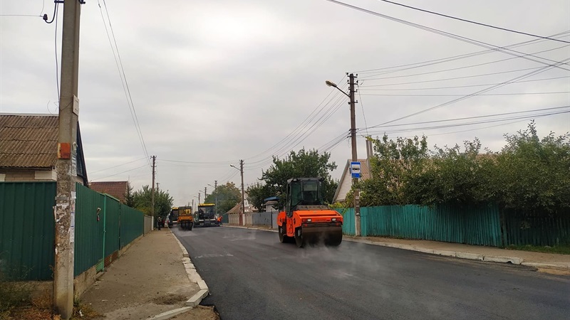 Вниманию водителей: в одном из районов Запорожья ремонтируют важную дорогу