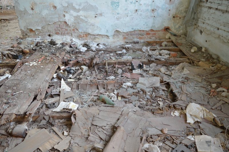За известной скульптурой в Запорожье скрываются заброшенные постройки
