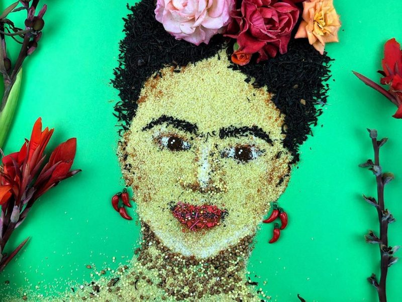 Запорожанка выложила из цветов и крупы портрет Фриды Кало 