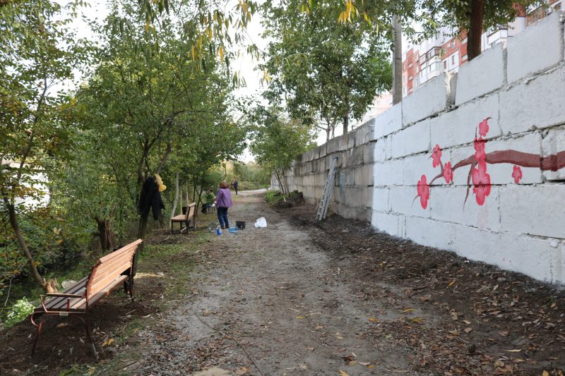 Жители спального района Запорожья очистили часть реки и благоустроили берег