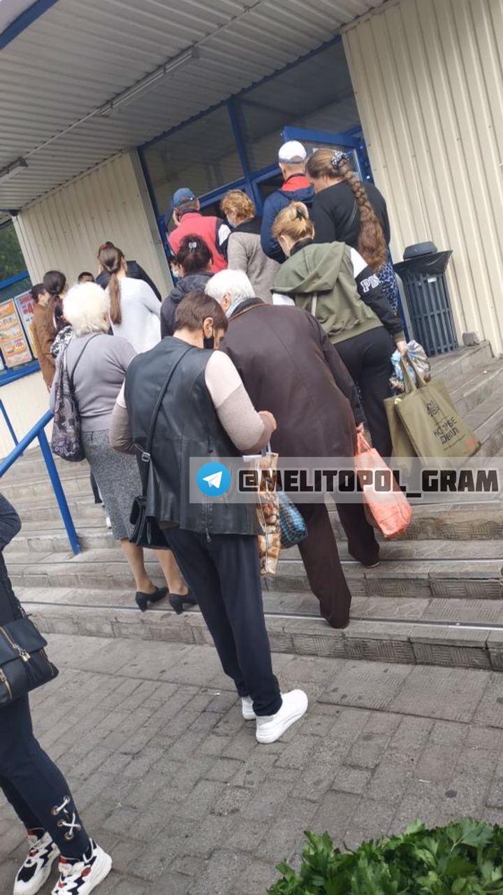 Жители Запорожской области устроили очередь в супермаркет: пускают по два человека (ФОТО)