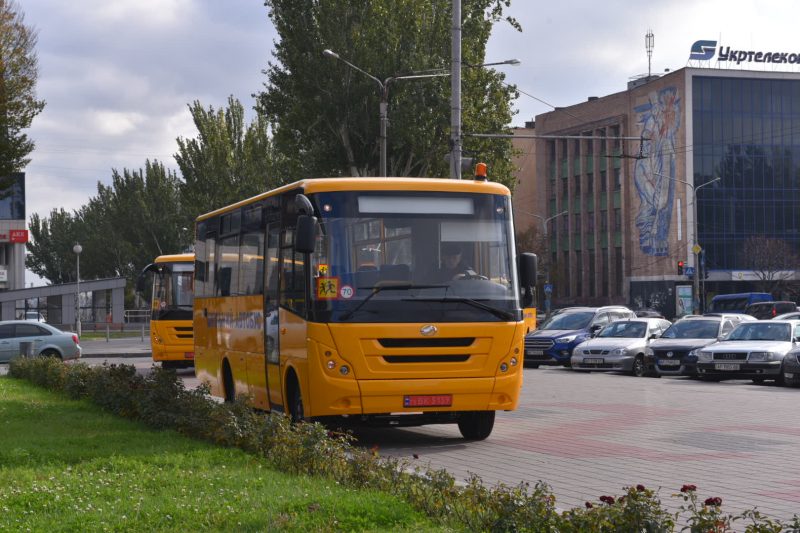 Громады Запорожской области получили новенькие школьные автобусы
