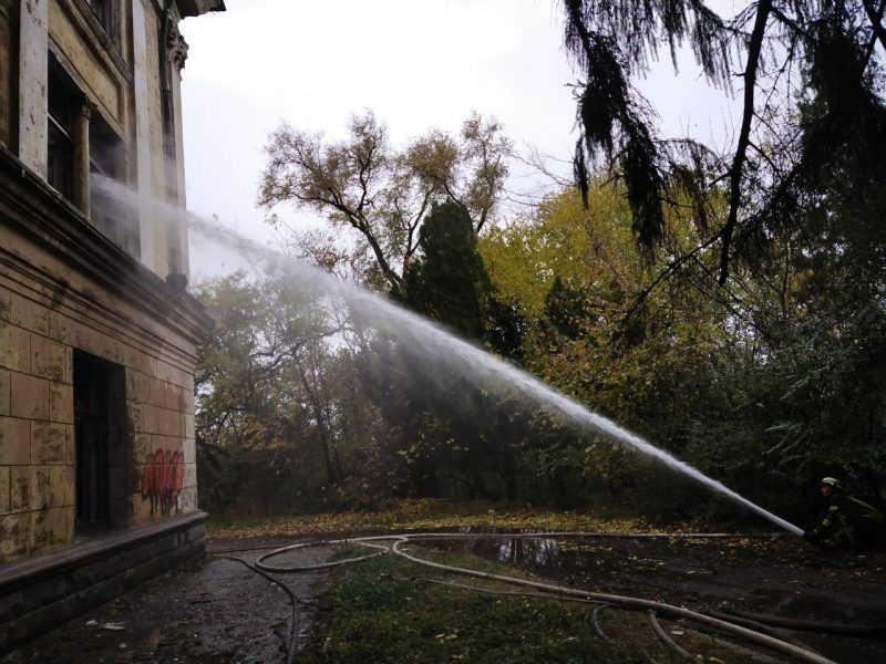 На Хортице в здании заброшенного института произошел пожар