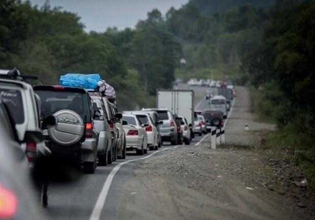 На трассе между Запорожьем и Днепром образовалась огромная пробка: причины (ВИДЕО)