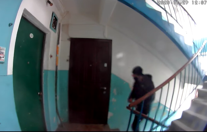 Соцсети: в Запорожье подозрительный мужчина вычисляет квартиры без хозяев (ВИДЕО)