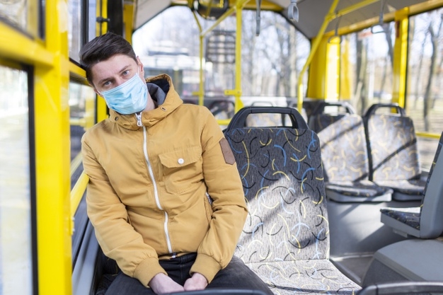 Сомнительный креатив: в Запорожской области мужчина носит маску с вырезом для рта и носа (ВИДЕО)