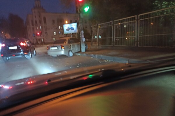 В центре Запорожья автомобиль вылетел на тротуар (ФОТО)
