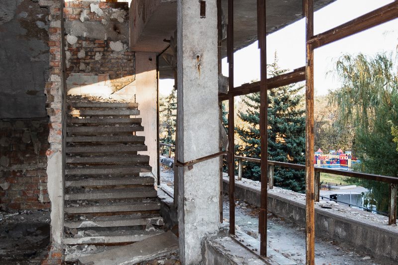 В центре Запорожья десятки лет разрушается здание популярного ресторана - фото