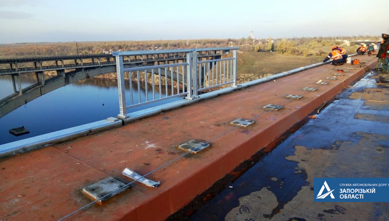 В Запорожье на мосту через Днепр начали устанавливать ограждение: когда откроют движение (ФОТО)