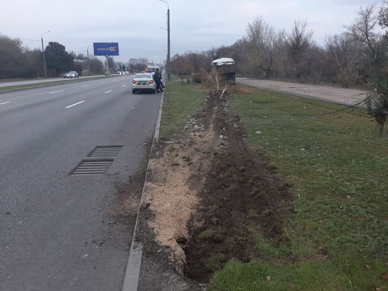 В Запорожье водитель КАМАЗа врезался в электроопрору