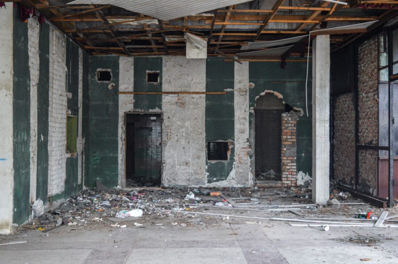 В Запорожье в бывшем здании легендарного кинотеатра поселились бездомные