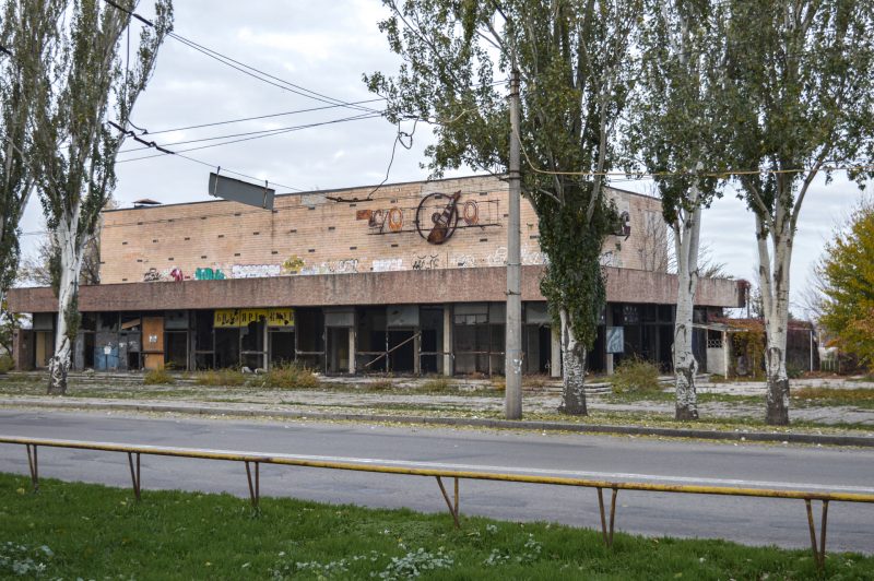 В Запорожье в бывшем здании легендарного кинотеатра поселились бездомные