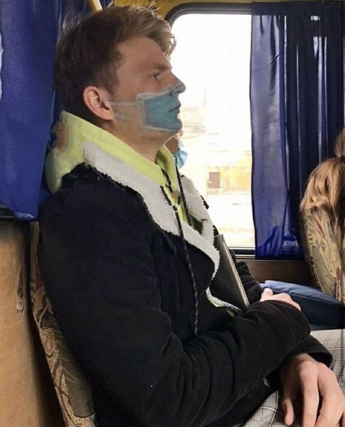 В Запорожской области заметили парня с нарисованной на лице защитной маской - фото