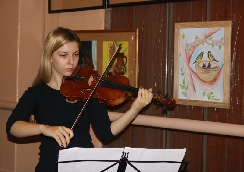 Любил жизнь: в память о 15-летнем художнике в Запорожье открыли выставку - фото