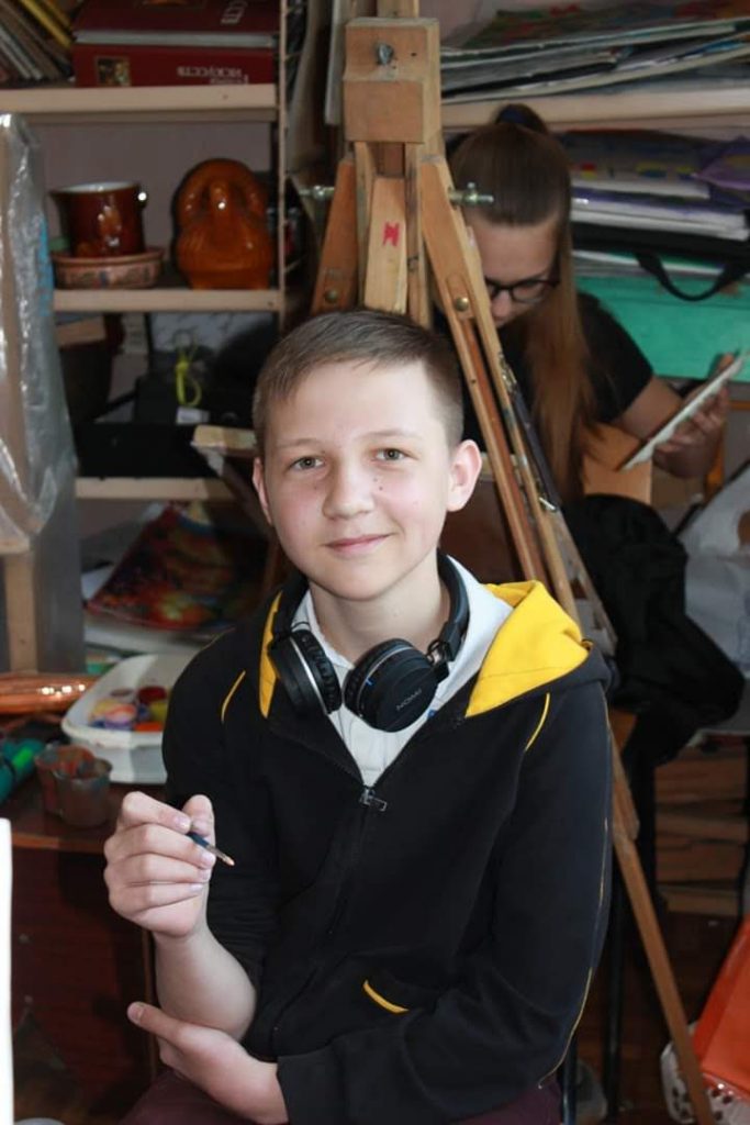 Любил жизнь: в память о 15-летнем художнике в Запорожье открыли выставку - фото