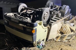 На Хортице перевернулся грузовик: водителя забрали в больницу фото 1