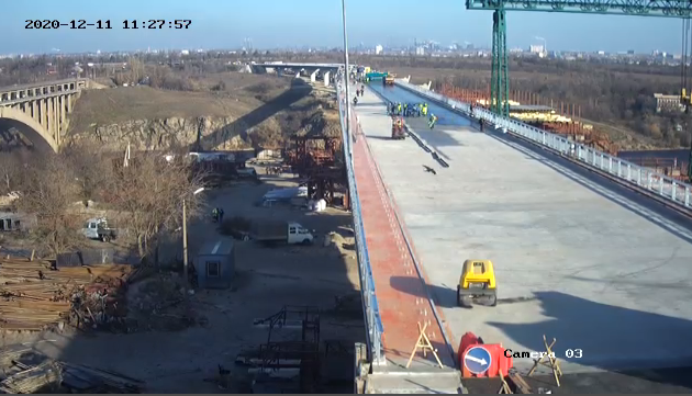 На запорожском мосту продолжается работа по укладке асфальта 