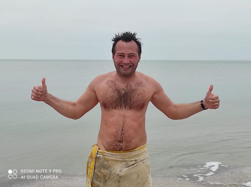Максим Попов после купания в море