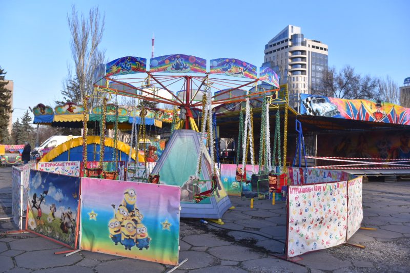 Елку и детский городок на площади Фестивальной устанавливать не будут