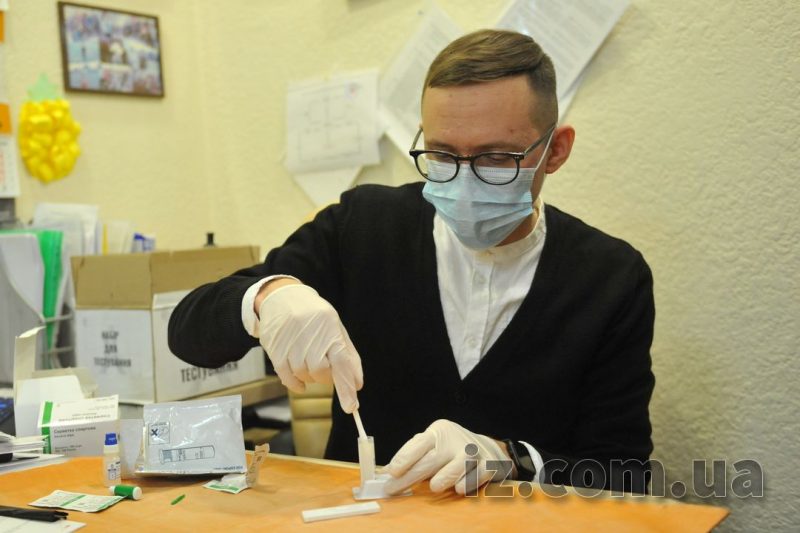 Сергей Старостенко проводит тест на ВИЧ