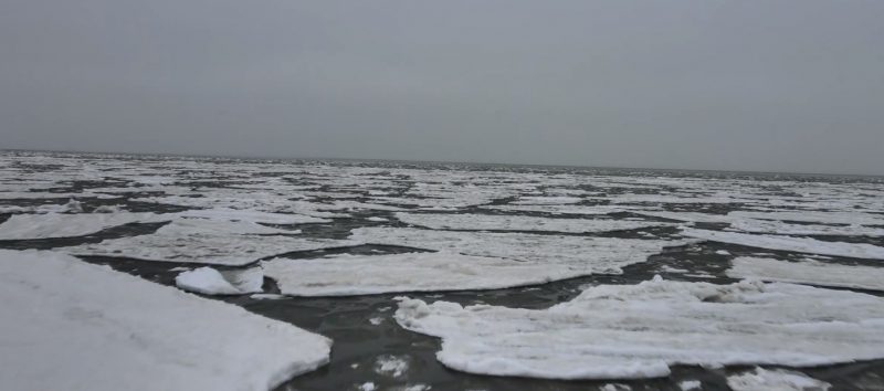 В курортном городе Запорожской области показали, как выглядит замерзшее море с высоты - видео