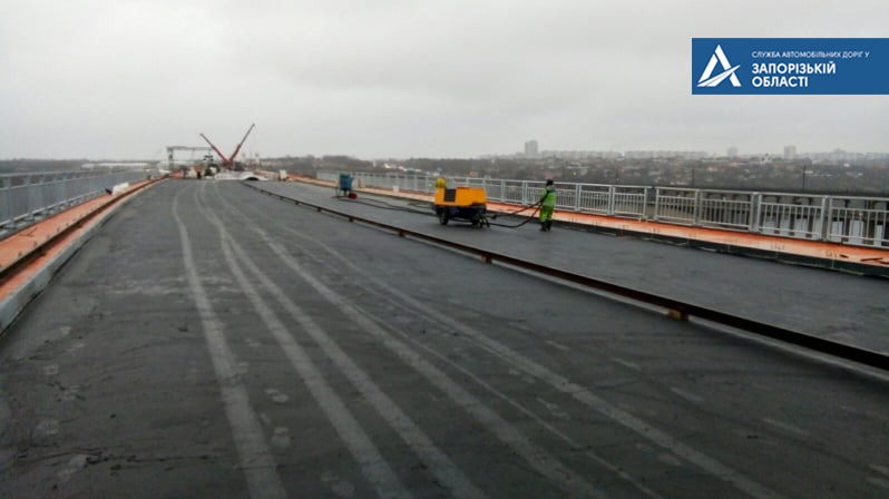 В Запорожье начали укладку нового асфальта на мосту (ФОТО)
