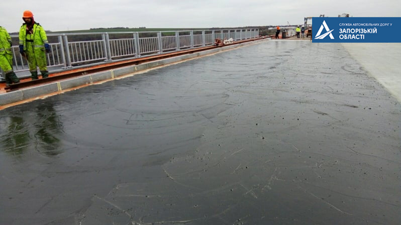 В Запорожье начали укладку нового асфальта на мосту (ФОТО)
