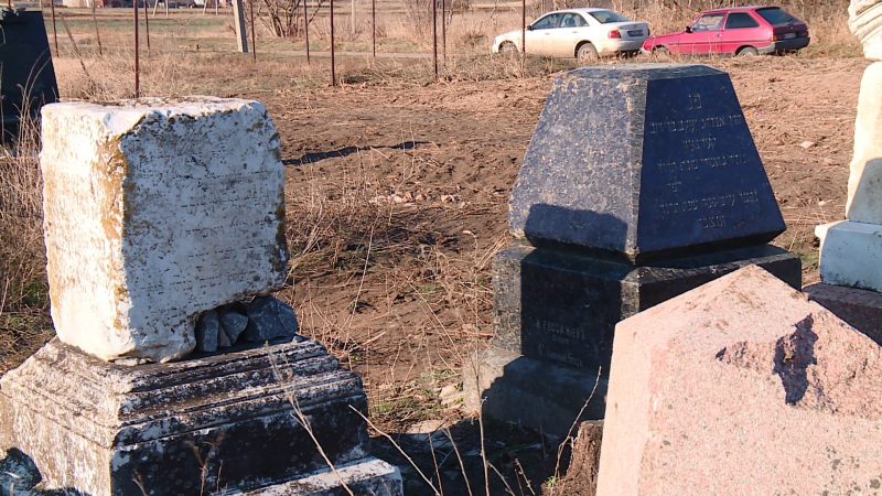 В Запорожской области фермер уничтожает старое еврейское кладбище, чтобы на его месте сеять пшеницу