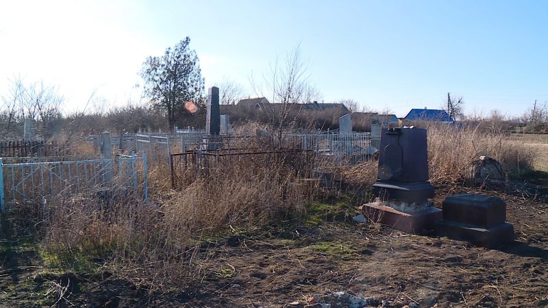 В Запорожской области фермер уничтожает старое еврейское кладбище, чтобы на его месте сеять пшеницу