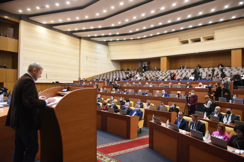 Проходит первая сессия Запорожского областного совета восьмого созыва