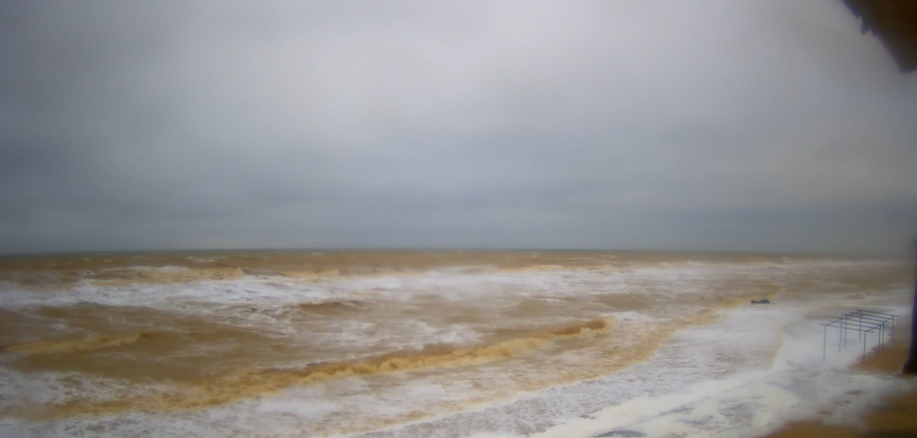 Волны сбивают с ног: в сети показали, что сейчас происходит в затопленной Кирилловке (ВИДЕО)