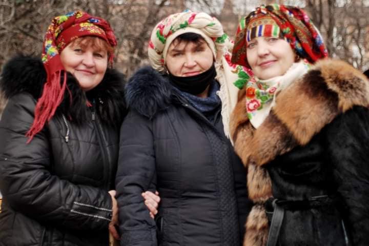Запорожанки показали, что украинский платок может быть модным и в современном мире