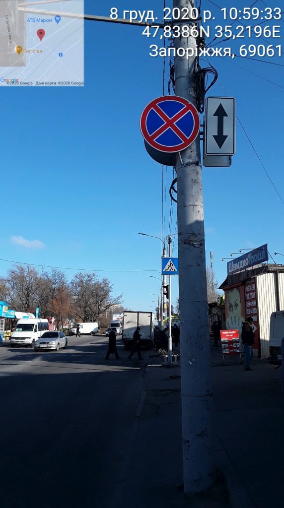 Запорожские водители мешают движению велосипедистов и подвергают их опасности